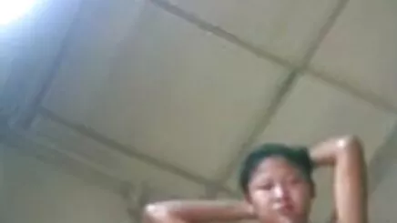 Laura, trung bukkake-3 gái xinh thủ dâm xuất tinh