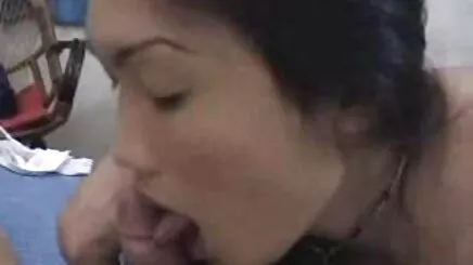 Thay đổi séc cô gái phim sex gái trắng xinh trên một băng ghế ngoài trời